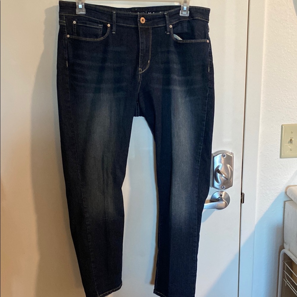 Levi's Black Ankle Cropped Jeans Sleek and Stylish